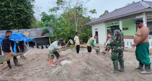 Penuh Semangat, Satgas TMMD Kodim 1202/Skw Siapkan Bahan Plester Dinding