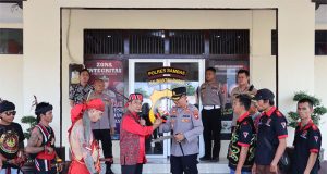 Aliansi Masyarakat Dayak Orasi di Mapolres Sambas tuntut Rocky Gerung Proses hukum