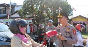 Kapolres Ketapang Bersama Pejabat Utama Polres Bagikan Bendera Merah Putih Ke Masyarakat