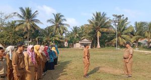 Peratin Pekon Sumber Agung melakukan Apel Pagi di Lapangan Kantor Peratin Sumber Agung dengan Istiqomah