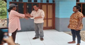 PT. Kristalin Eka Lestari menyerahkan satu unit rumah layak huni bagi masyarakat kampung Nifasi