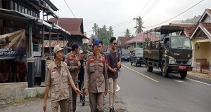 Tindaklanjuti Rekomendasi Bawaslu Pesisir Barat Bersama Satpol PP Tertibkan Ratusan APK Dan APS