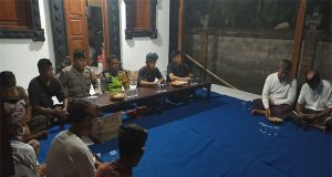 Polisi Banjar Polsek Pekutatan Jalin Kekompakan Dengan Warga Masyarakat