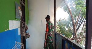Basmi Sarang Nyamuk, Babinsa 1202-05/SKB Dampingi Kegiatan Fogging