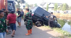 Dua Kendaraan Nyemplung Ke Sebuah Kali Demi Menghindari Tabrakan