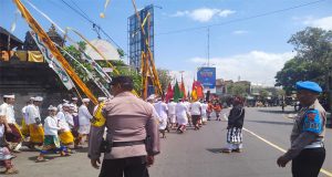 Polsek Pekutatan Sukses Dalam Pengamanan Upacara Melasti di Desa Pulukan