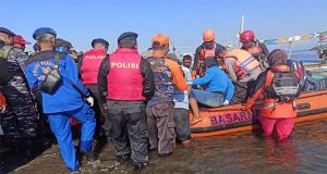 Sat Polairud Polres Jembrana Bersama Tim SAR Evakuasi Bocah 9 Tahun Terseret Ombak Pantai Pangambengan Selama 3 Hari