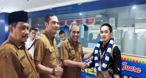 Kadisdik Riau, Dr Kamsol Jemput Siswa SMA 8 Pekanbaru Vannes Wijaya Peraih Medali Perak Olimpiade