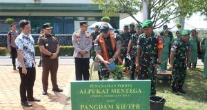 Pangdam XII/Tpr Dan Ibu Ketua Persit Candrra Kirana tanam pohon kenangan Di kodim 1202/Skw