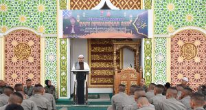 Dansatbrimob Polda Kalbar menghadiri acara peringatan Maulid Nabi Muhammad SAW 1445 Hijriyah tahun 2023 di Masjid Babul Jannah Mako Satbrimob Polda Kalbar