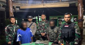 Dua Orang Tak Dikenal Dibekuk Personel Satgas 122/TS Membawa 825 Gram Paket Ganja Di Jalur Pelintas Batas Ilegal RI-PNG