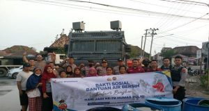 HUT Humas Polri ke 72, Polres Prabumulih Berbagi Air Bersih Bersama Warga Kelurahan Cambai