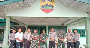 Kapolsek Kampar Kiri beserta anggota memberikan Surprise ucapan selamat hari ulang tahun TNI yang ke-78 tahun 2023 di Kantor Koramil 05 Kampar Kiri