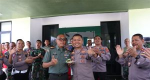Polres Pesisir Barat Gerebek Kantor TNI Beri Kejutan Di HUT TNI Ke 78