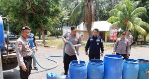 Dalam Rangka HUT Humas Ke 72, Polres Belitung Timur Kembali Distribusikan 9.000 Liter Air Bersih