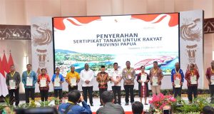 Wakapolda Papua Hadiri Penyerahan Sertifikat Tanah oleh Wakil Presiden RI di Papua Youth Creative Hub