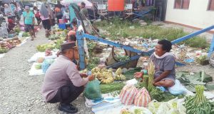 Lakukan Jum’at Curhat, Para Penjual di Pasar Bumi Raya Mengadu ke Kapolsek Nabire Barat