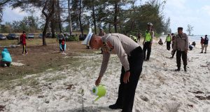 HUT Humas Polri Ke-72, Si Humas Polres Belitung Timur Tanam Bakau Di Pesisir Pantai Golf Manggar