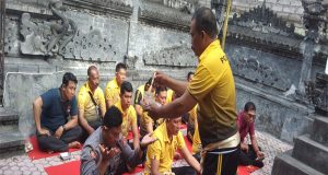 Pembinaan Rohani dan Mental (Binrohtal) serta Sembahyang Bersama di Rahina Tilem, Tingkatkan Keimanan dan Ketaqwaan Personel Polsek Melaya