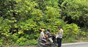 Pelihara Kamtibmas Polsek Mapia Lakukan Patroli Sambang