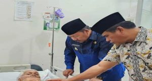 AWR dan Sekda Kota Bukittinggi Membezuk Tokoh Agam