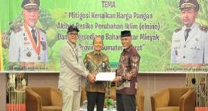 Gubernur Mahyeldi Terima Penghargaan TPID Terbaik
