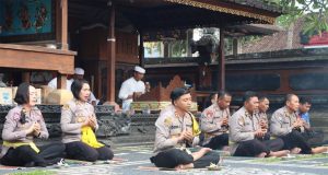 Kapolres Jembrana Bersama Seluruh Personil yang Beragama Hindu Melaksanakan Kegiatan Binrohtal