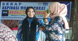 Rezka Oktoberia Bagikan Puluhan Sertifikat PTSL di Kabupaten Agam