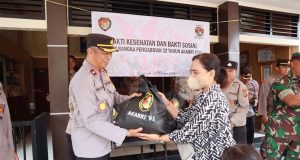 Wakapolres Mewakili Kapolres Jembrana Pimpin Giat Pelepasan Bingkisan Bakti Sosial Alumni Akabri 1991 di Halaman Polres Jembrana