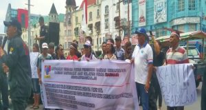 Ormas Barmas Sulut Lakukan Aksi Demonstrasi Di Depan Markas Polresta Kota Manado