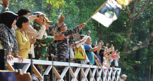 Danlanal Ketapang Lepas Rombongan Susur Sungai Napak Tilas