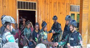 TNI Pembawa Senyum, Setiap Hari Minggu Satgas Mobile Raider 300 Bagikan Cemilan Kesenangan Masyarakat Papua
