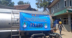 Bantuan Air Bersih Diberikan Kepada Warga Terdampak Kekeringan Akibat Kemarau Panjang