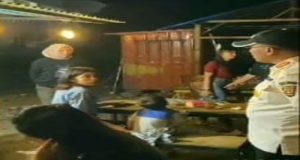 Tidak Jelas, Satpol PP Agam Main Bagak Amankan Warga dan Balita Sedang Makan di Gor Rang Agam