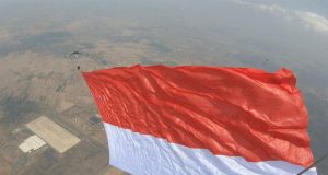 TNI AL Berhasil Raih Rekor MURI Kibarkan Merah Putih Raksasa di Langit Kertajati