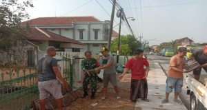 Tingkatkan Keharmonisan Dengan Masyarakat, Babinsa Kerja Bakti Pembongkaran Rumah Warga