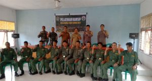 Bhabinkamtibmas dan Babinsa Nanga Mahap Bersinergi Memberikan Pelatihan Linmas di Desa Nanga Suri