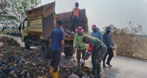 Babinsa dan Warga Tigajuru Kompak Bersihkan Sampah