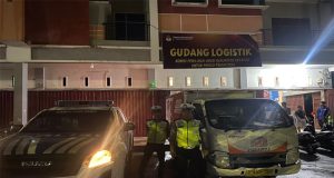 Polres Sekadau Kawal Kedatangan Segel Kotak Suara Pemilu 2024