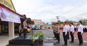 AKBP Dwi Prasetyo, S.I.K Beri Penghargaan Kepada Personel Berprestasi