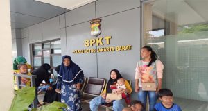 Puluhan Warga Penghuni Gedung Olimo Hayam Wuruk Minta Keadilan Dan Perlindungan Hukum Geruduk Kantor SPKT Polres Jakarta Barat