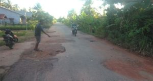 Warga Keluhkan Jalan Yang Rusak Parah Dan Berlubang Di Khwatirkan Berpotensi Rawan Adanya Kecelakaan Saat Melintas