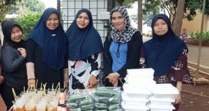 Semangat Ibu-lbu Dalam Membagikan Makanan Jum’at Berkah Di Masjid Al-Baraokah Rusunawa BLK Pasar Rebo