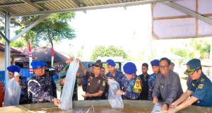 Peringati HUT Ke-73 Polairud Polri, Kapolda Sulteng Tabur Benih Ikan dan Panen Buah Melon