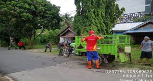 Wujudkan Lingkungan Bersih, Anggota Koramil 01/SKB Kodim 1202/Skw Kerja Bakti Bersama Warga