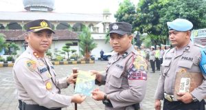 Kapolres Jembrana Pimpin Apel Jam Pimpinan dan Penyerahan Buku Saku Kepada Polisi Banjar