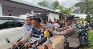 Bhabinkamtibmas Kelurahan Sekip Lama Polsek Singkawang Tengah Polres Singkawang Evakuasi Warga Terdampak Banjir