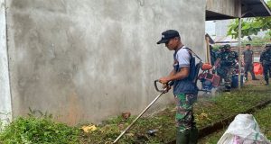 Mitigasi Bencana Banjir, Dandim 1203/Ktp Pimpin Karya Bakti Pembersihan Lingkungan Dan Penanaman Pohon Di Kompleks Pasar Melati Ketapang
