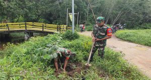 Jaga Kelestarian Alam, Babinsa Kodim 1209-03/Sry Bersama Perangkat Desa Lakukan Penghijauan