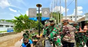 Kodim 0618/Kota Bandung Bareng Stakeholder Beberesih (Bersihkan) Got Hingga Sungai di Kota Bandung